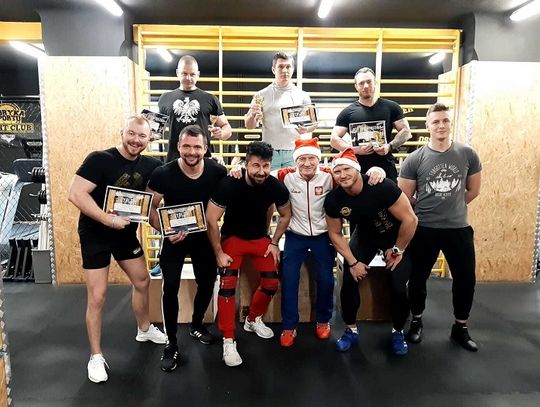 Mikołajkowe zmagania ze sztangą w chełmskiej Fabryce Sportu