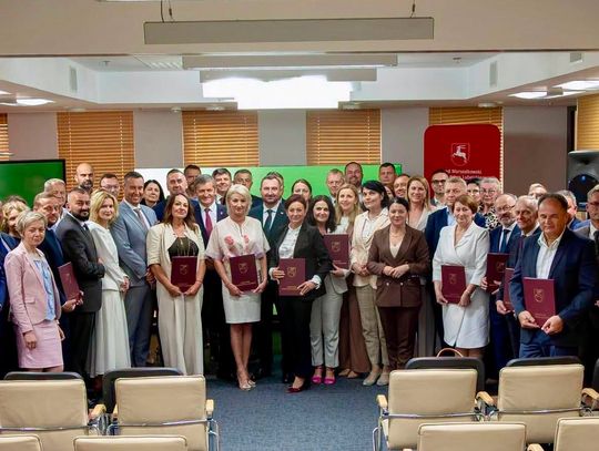 Samorząd województwa przeznaczył kolejne miliony złotych na rozwój infrastruktury drogowej na terenach wiejskich. Dokładnie 20 lipca w Urzędzie Marszałkowskim Województwa Lubelskiego w Lublinie podpisano 42 umowy dotyczące budowy i modernizacji dróg dojazdowych do gruntów rolnych.