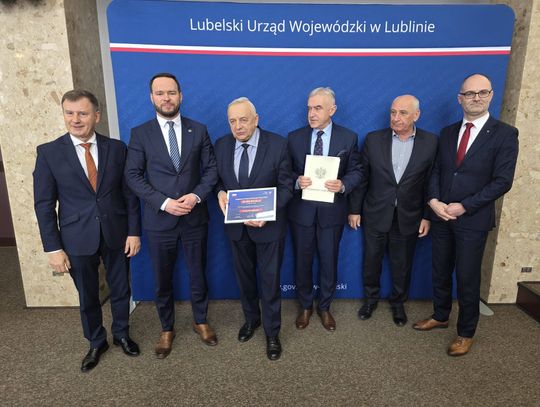 Miliony na drogi w powiecie krasnostawskim. Wojewoda podpisał umowy