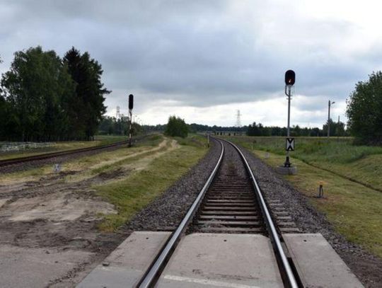 Młody chłopak i policjanci uratowali 16-latka. Znaleźli go blisko torów, pijanego