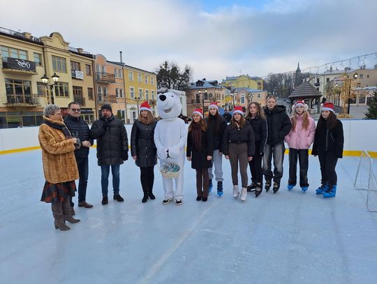 Właśnie w mikołajkowy wieczór mieszkańcy będą mogli po raz pierwszy w tym sezonie skorzystać z miejskiego lodowiska