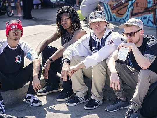 Moda streetwearowa. Jakie marki królują na polskich ulicach?