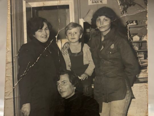 Kilka pożółkłych fotografii, odręczne notatki sprzed kilkudziesięciu lat i ogromna determinacja. To wszystko, czym dysponuje Moises Malek Gossler z Brazylii, który od lat próbuje odnaleźć swoich krewnych w Polsce. Jego rodzinna historia prowadzi przez Dubienkę, Chełm i Zamość.