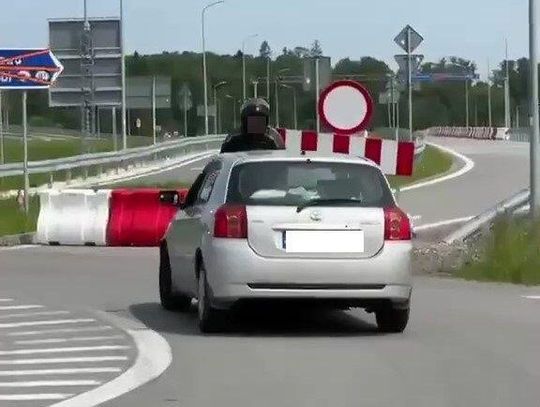 Motocyklista na masce auta. Chciał zatrzymać pijanego kierowcę [WIDEO, ZDJĘCIA]