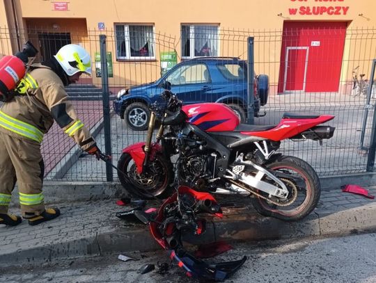 Motocykliści lubią zaszaleć między domami. Tak się kończy "rumakowanie" [WIDEO]