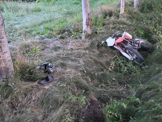 Motocyklista uderzył w drzewo. Był pijany i nie miał uprawnień do kierowania