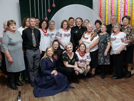 grupowe zdjęcie uczestników dnia kobiet w stawkach