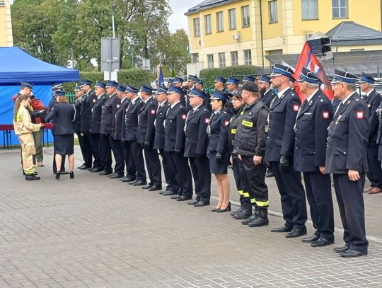 Na przestrzeni wieku w strażackiej służbie zmieniło się niemal wszystko – sprzęt, samochody, sposób alarmowania i charakter interwencji. Nie zmieniło się jedno: gotowość, by w każdej chwili ruszyć z pomocą. Ochotnicza Straż Pożarna w Białopolu świętuje jubileusz 100-lecia.