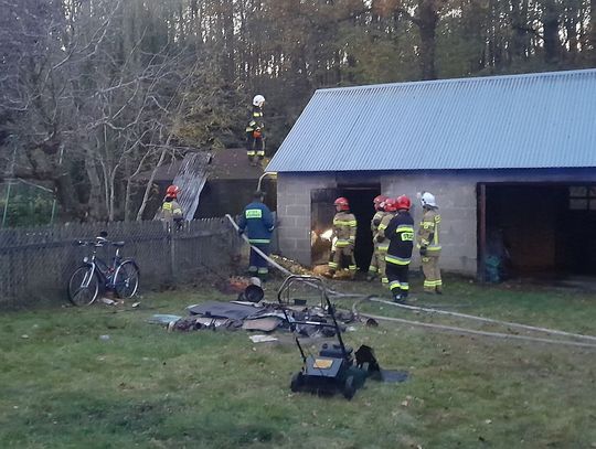 Na sygnale. Karambol na DK 17, dachowanie i garaż w ogniu