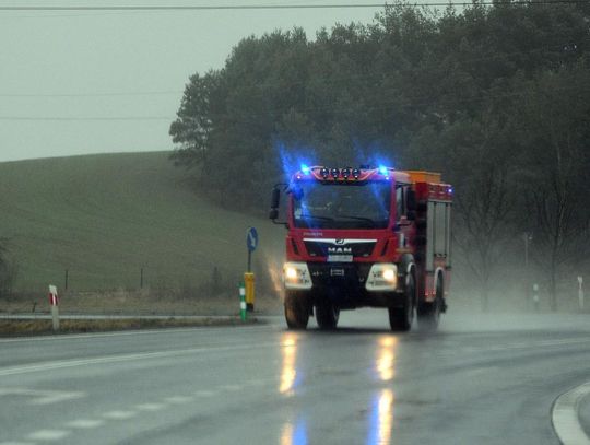 Na sygnale. Płonący fotel, zgon w mieszkaniu, auto w ogrodzeniu, pożar sadzy