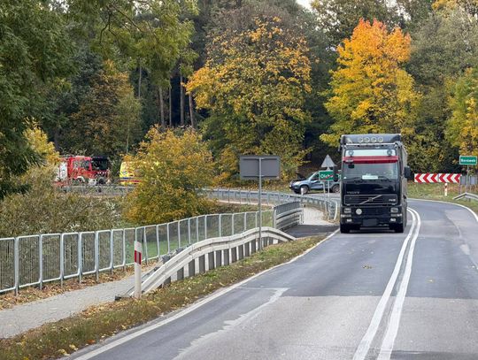 Naczepa ciężarówki uderzyła w bok hondy. Kobieta trafiła do szpitala