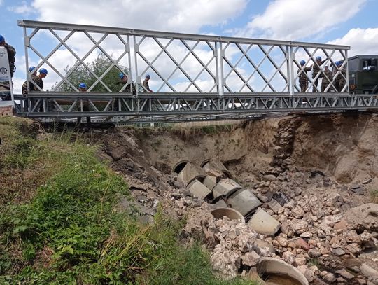 Sławatycze - Włodawa. Wojsko buduje most nad wyrwą w Kuzawce