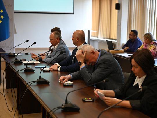 Nadzwyczajna sesja Rady Powiatu we Włodawie zdominowana przez drogi