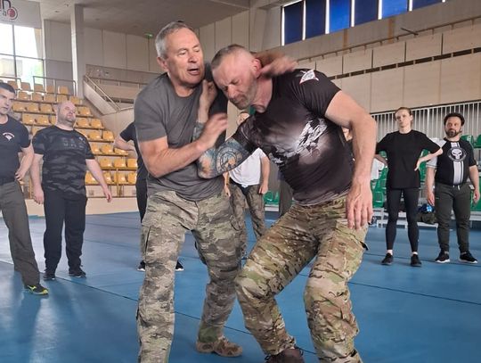 System walki w kontakcie bezpośrednim - Combat 56 - przez lata uznawany przez wojskowych za zbyt brutalny, dziś staje się odpowiedzią na lęki współczesnego społeczeństwa. Major Arkadiusz Kups, twórca systemu, w szczerej rozmowie podsumowuje dekady szkoleń i ostrzega: „Lepiej nie będzie"