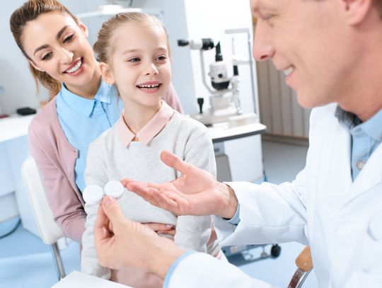 Nie tylko okulary – jak wspierać wzrok dziecka?