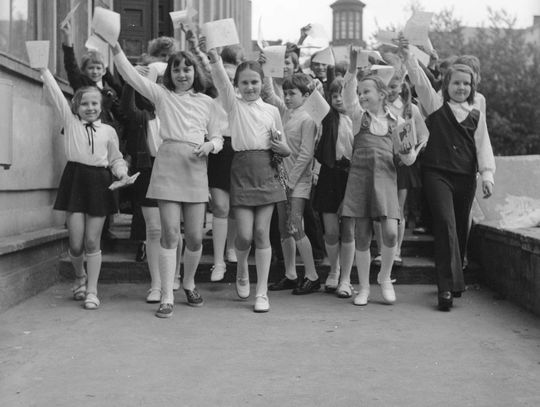 Nie zawsze była biała bluzeczka. Zakończenie roku szkolnego przed wojną i w PRL