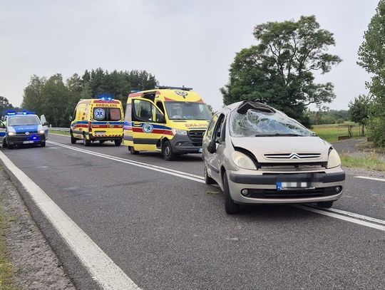 Niebezpieczne dachowanie w Kołaczach. Kierowca z mandatem i punktami karnymi