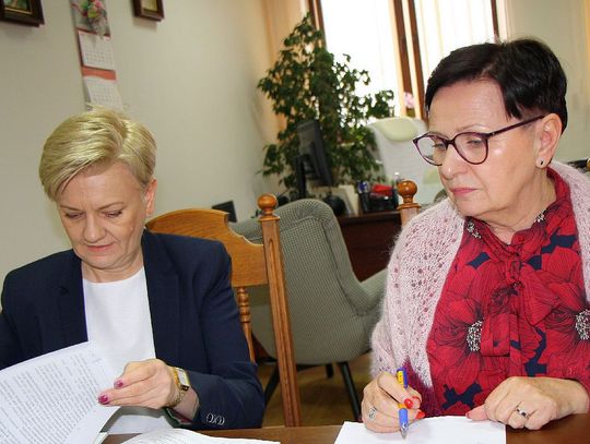 Wójt gminy Krasnystaw Edyta Gajowiak-Powroźnik podpisuję umowę z wykonawcą remontu obiektów sportowo-rekreacyjnych