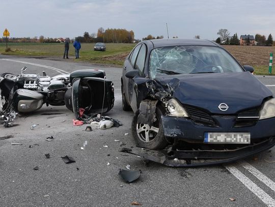 Nissan wjechał w motocyklistę. Jedna osoba trafiła do szpitala