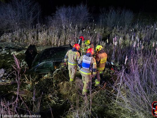 Nocna akcja strażaków. Chevrolet wylądował w trzęsawisku [ZDJĘCIA]