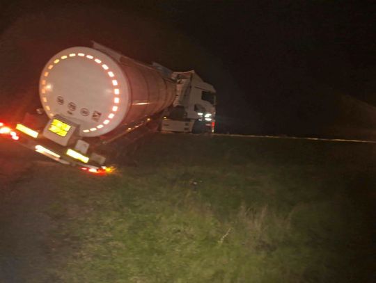 Nocna akcja w Hniszowie. Cysterna zjechała do rowu i zablokowała drogę