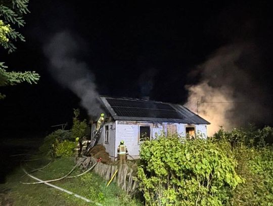 Nocny pożar w Pliskowie-Kolonii pozbawił rodzinę dachu nad głową [ZDJĘCIA]