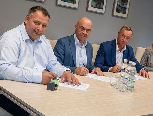 Władze gminy Chełm poinformowały, że udało się już zakończyć wszystkie czynności związane z wyłonieniem wykonawcy nowej infrastruktury sportowej. Jeśli wszystko pójdzie zgodnie z planem, to pierwsze mecze na tym obiekcie zostaną rozegrane za dziewięć miesięcy.