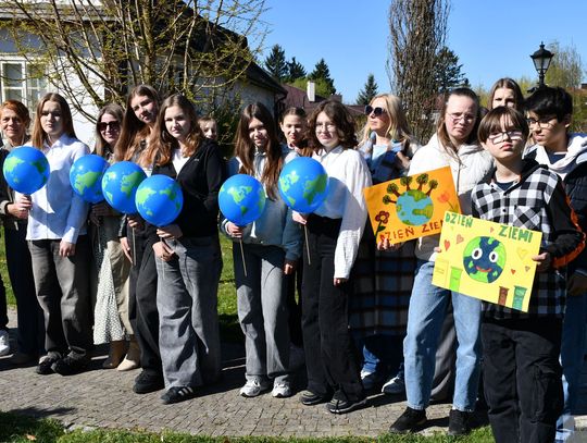 Nowe drzewo dla miasta. Uczniowie z Krasnegostawu świętowali Dzień Ziemi w praktyce [GALERIA ZDJĘĆ]