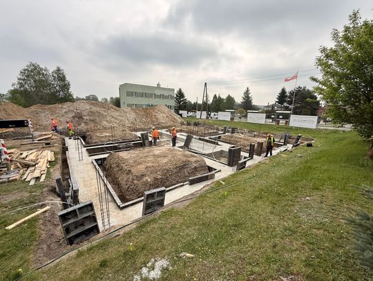 Nowoczesne mieszkania w Leśniowicach. Fundamenty gotowe, rusza nabór w ramach SIM Gmina Leśniowice realizuje inwestycję mieszkaniową w ramach Społecznej Inicjatywy Mieszkaniowej. Na placu budowy widać już pierwsze efekty prac, a władze gminy oficjalnie rozpoczęły nabór dla osób zainteresowanych wynajmem mieszkań w systemie SIM.