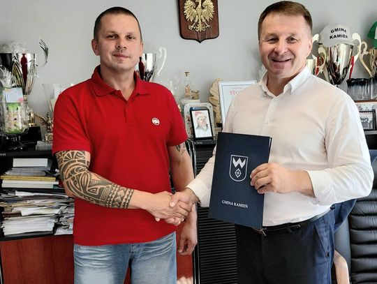 Gmina Kamień konsekwentnie rozwija swoją infrastrukturę kulturalną. Zakończono formalności związane z kolejnym etapem modernizacji Gminnego Centrum Kultury, co pozwala na rozpoczęcie prac budowlanych oraz zagospodarowanie terenu wokół obiektu. Inwestycja ma poprawić stan techniczny budynku.