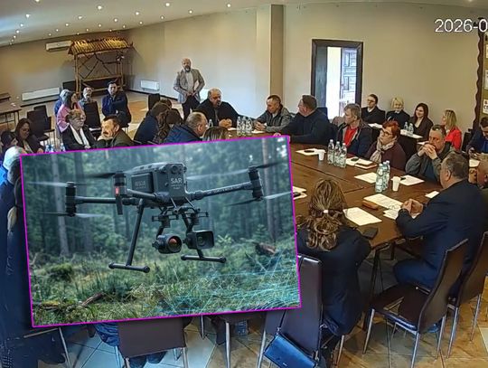 Grafika ilustracyjna na tle posiedzenia Rady Gminy Stary Brus