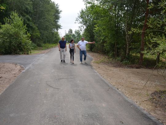 Mieszkańcy Roztoki mogą już korzystać z nowego odcinka drogi gminnej nr 122340L. Inwestycja, zrealizowana przy wsparciu środków z Rządowego Funduszu Rozwoju Dróg, znacząco poprawiła komfort podróżowania oraz bezpieczeństwo użytkowników. Powstał ponad 350-metrowy odcinek nowoczesnej nawierzchni.