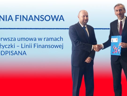 Grafika przedstawia dwóch mężczyzn w garniturach podających sobie dłonie na tle biało-czerwono-niebieskiego gradientu. Po lewej stronie widnieje napis: „LINIA FINANSOWA. Pierwsza umowa w ramach Pożyczki – Linii Finansowej PODPISANA”. Jeden z mężczyzn trzyma niebieską teczkę z dokumentami.