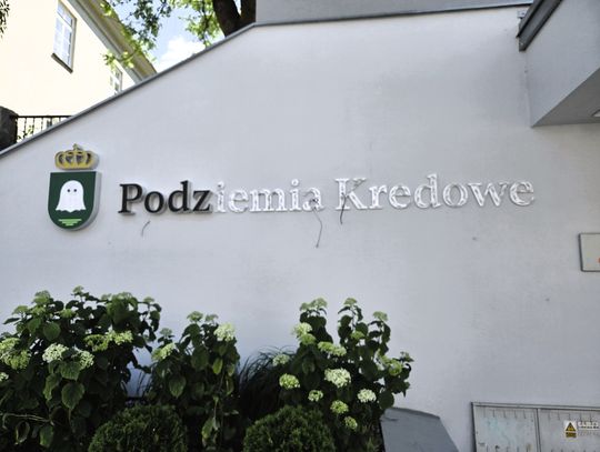 Nowy napis przy wejściu do Podziemi Kredowych jest już montowany. Kosztował ponad 15 tysięcy złotych