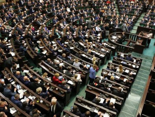 Nowy sondaż. KO na prowadzeniu, PiS depcze jej po piętach