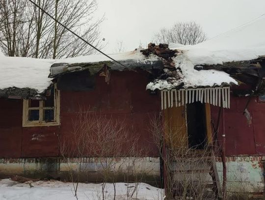 O krok od tragedii w Ostrzycy. Dach runął pod ciężarem śniegu [ZDJĘCIA]