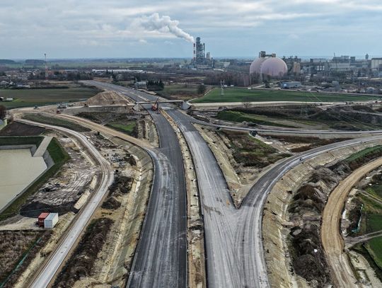 Prace przy budowie obwodnicy Chełma idą naprzód, a inwestycja osiągnęła już 60 proc. zaawansowania. Choć przed wykonawcą okres zimowy, kolejne etapy robót trwają.