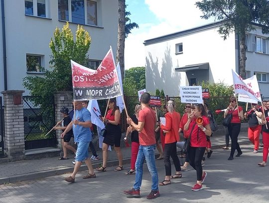 Trudna praca, marna płaca! – strajk ostrzegawczy w chełmskim MOPR
