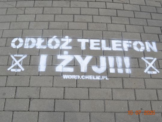 „Odłóż telefon i żyj”- nowe oznakowanie przed przejściami dla pieszych