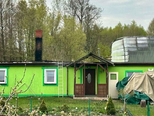 W ułamku sekundy życie pani Krystyny i jej córki Uli zmieniło się w dramatyczną walkę o przetrwanie. 24 kwietnia pożar strawił ich dom, który był dla nich nie tylko budynkiem, ale przede wszystkim centrum rodzinnego życia. Dziś, zamiast doświadczać spokojnej codzienności, walczą.