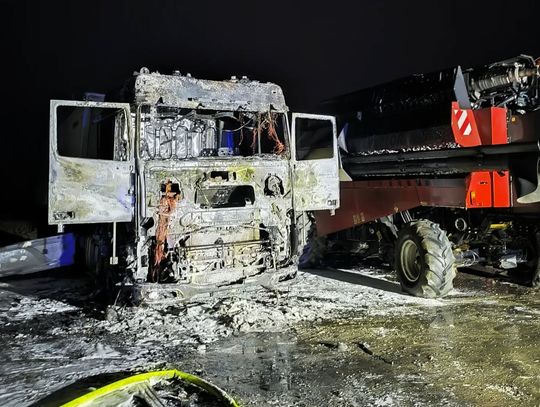 Ogromny pożar! Spłonął kombajn i samochody ciężarowe [ZDJĘCIA]