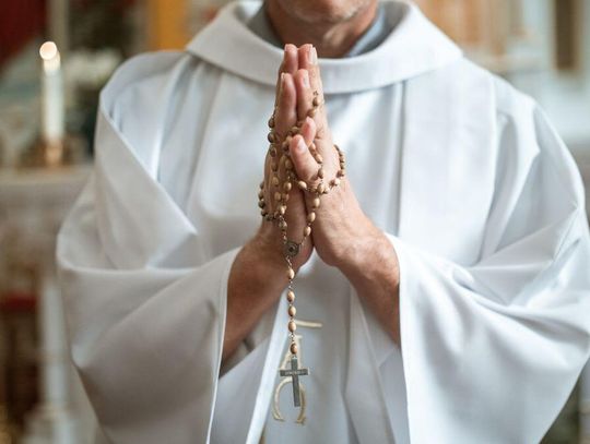 Z KRAJU. Oskarżył proboszcza o molestowanie i pobił. Sąd wydał wyrok