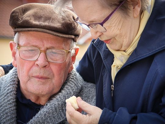 Oszuści wciąż naciągają seniorów. Jak nie dać się oszukać?