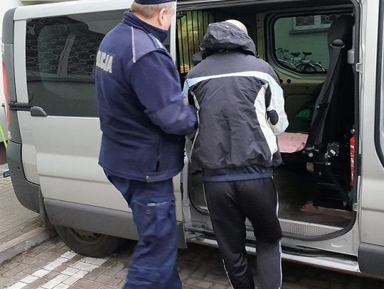 Rozbójnik owinął się w koc i zaatakował. Kamuflaż zaskoczył nawet poszkodowanego...