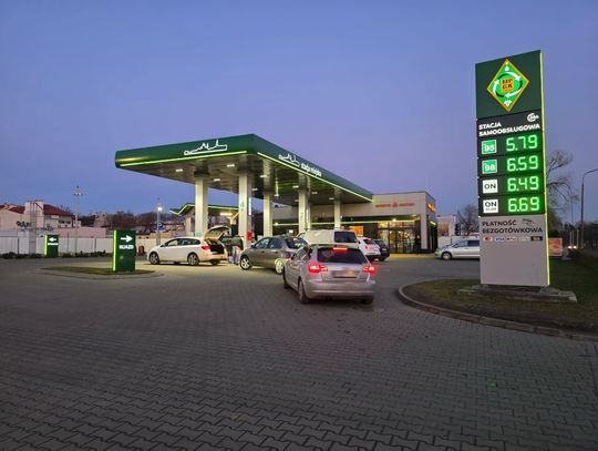 Paliwa drożeją przez konflikt na Bliskim Wschodzie. W Chełmie ruch na miejskiej stacji prawie dwa razy większy