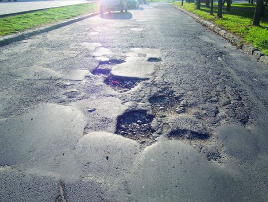 Pasy przeszkadzają, a dziury nie?