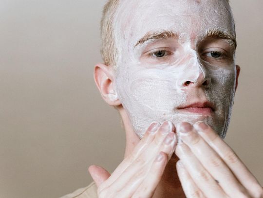 Peeling twarzy - rodzaje, działanie i jak dobrać odpowiedni
