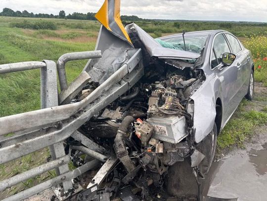 Gm. Siedliszcze. Peugeot wjechał w barierki na moście. 66-latek z urazem kręgosłupa trafił do szpitala