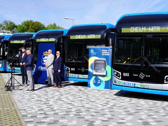 Pięć nowoczesnych autobusów wyjeżdża na ulice miasta