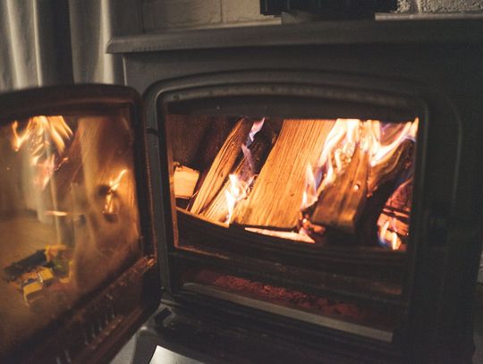 Piecyki wolnostojące a izolacja – dlaczego dobre ocieplenie domu zwiększa efektywność?